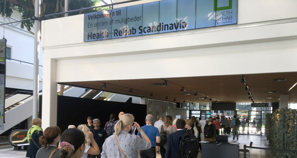 Health-rehab2020_5142_kø_ved_registrering_med_infoskærm_600x320.jpg